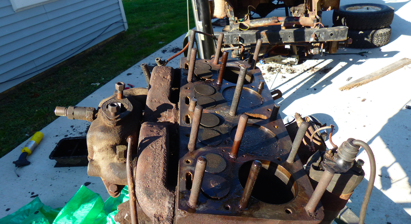 Illustration for article titled Here's What The Inside Of A Neglected World War II Jeep Engine Looks Like